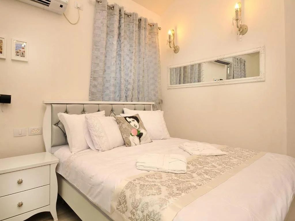 Gal Golan - Romantic Cabin with Spa Bath A, Moshav Had-Nes 3