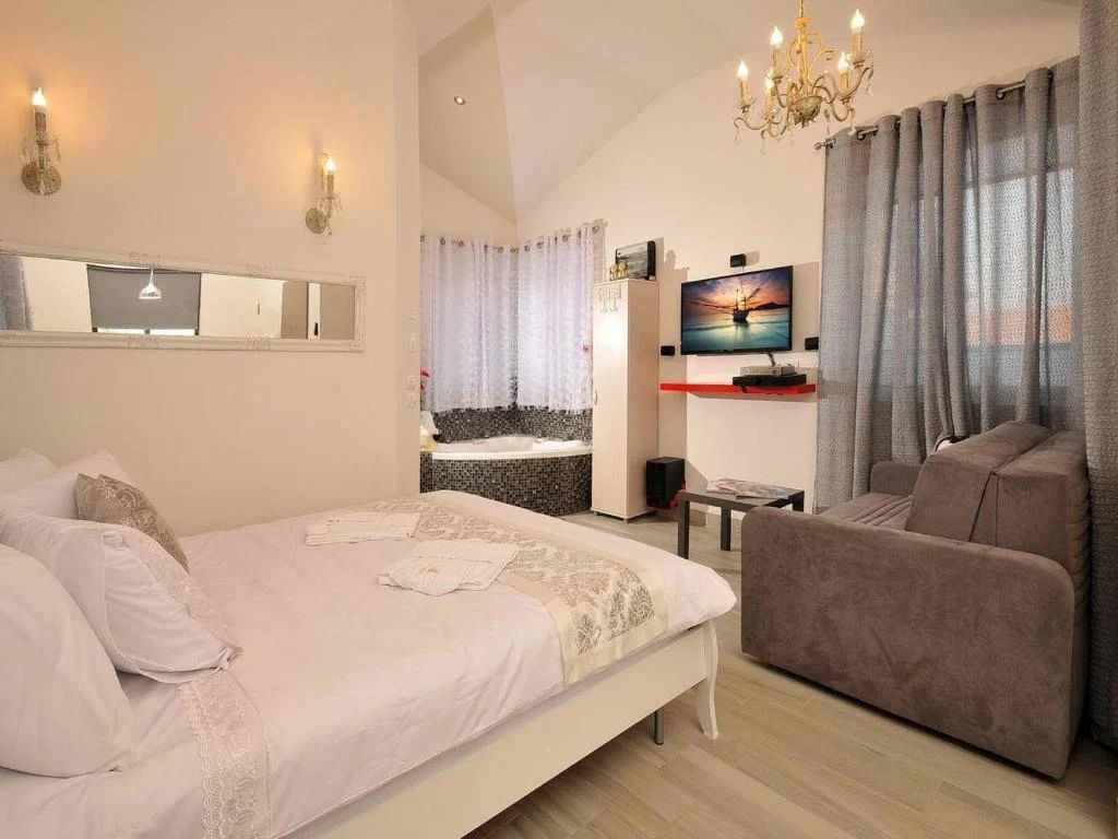 Gal Golan - Romantic Cabin with Spa Bath A, Moshav Had-Nes 2