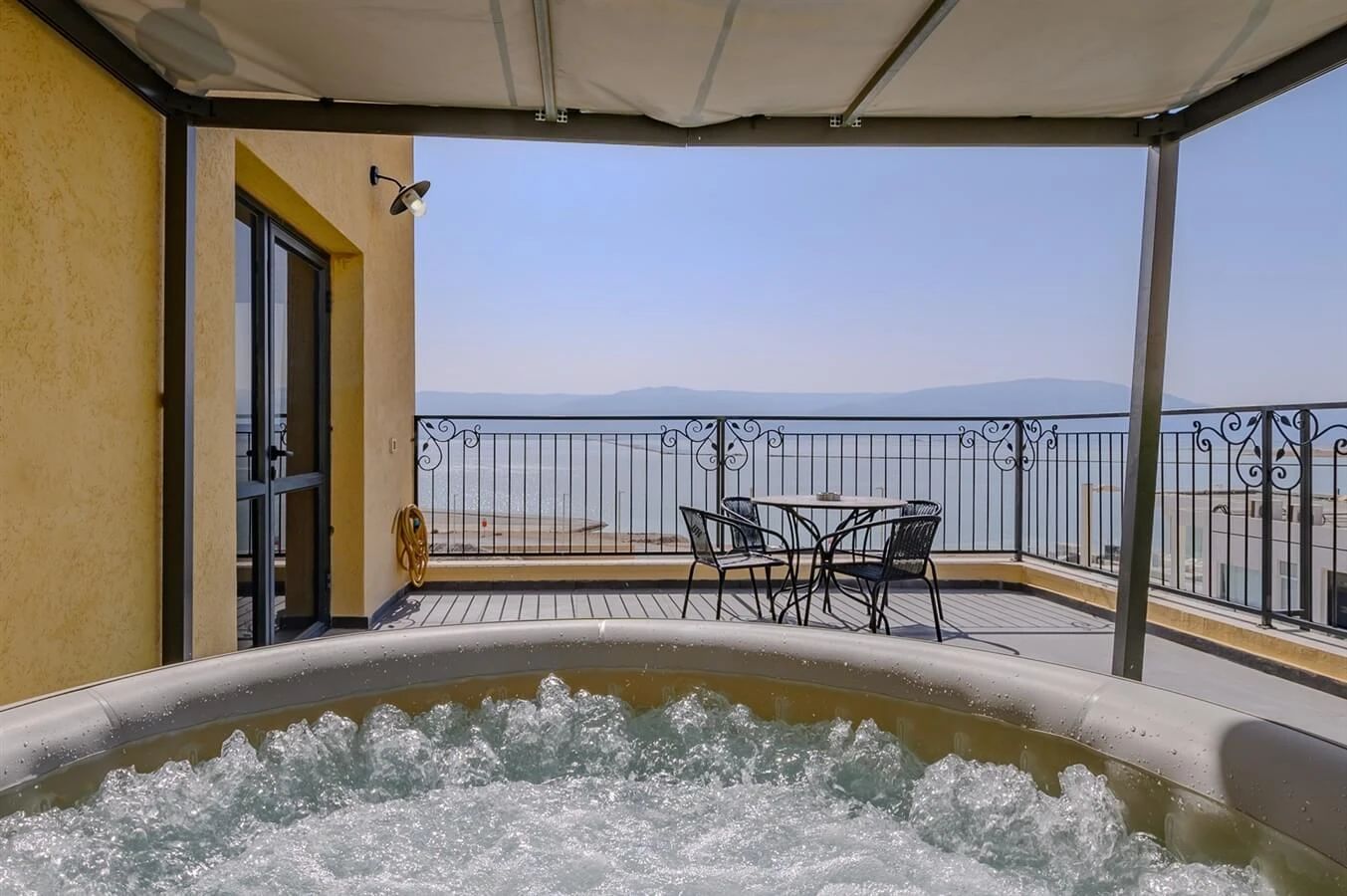 B&B with jacuzzi and balcony in Newe Zohar, Dead Sea, Israel