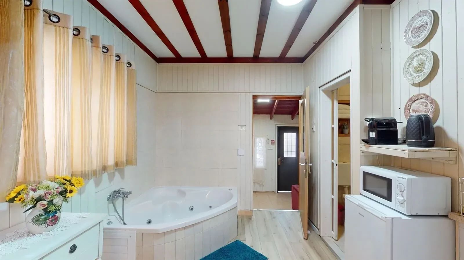 Romantic cabin with jacuzzi in the Galilee in Menahemya, Lower Galilee, Israel